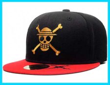 gorra one piece negra con rojo